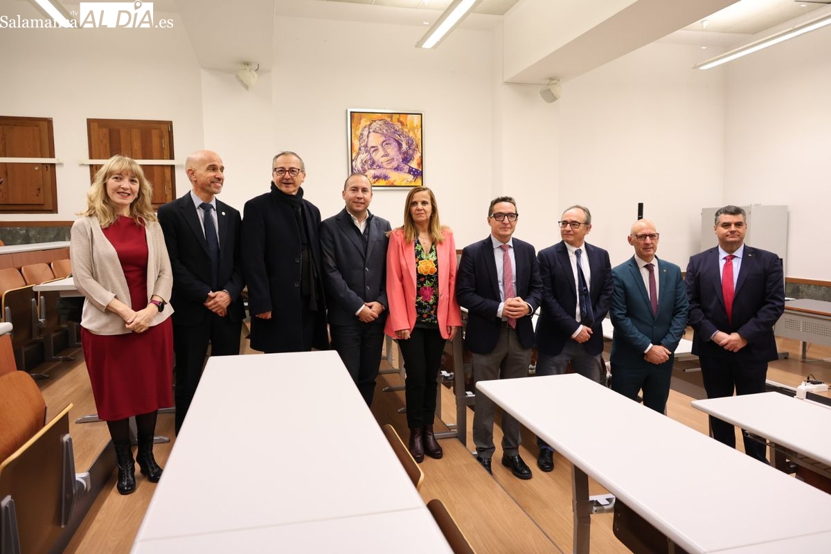 Nueva Aula Carmen Martín Gaite en la USAL con retrato de Miguel Elías