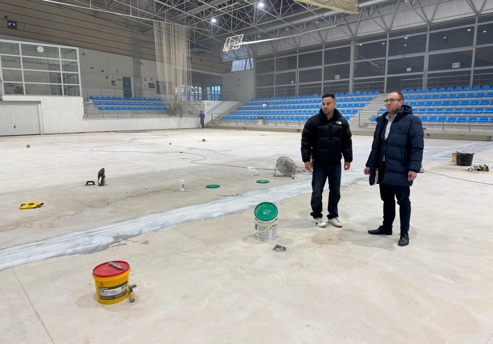 En marcha la renovación de la pista del Pabellón Eladio Jiménez