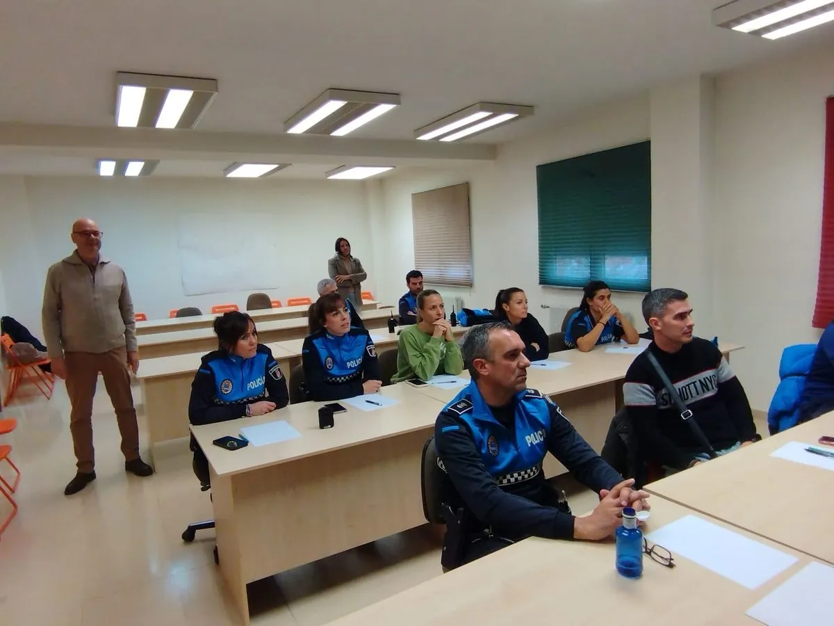Foto 4 - Santa Marta se convierte en el primer municipio de la provincia en dotar a su Polic&iacute;a Local de dispositivos t&aacute;ser