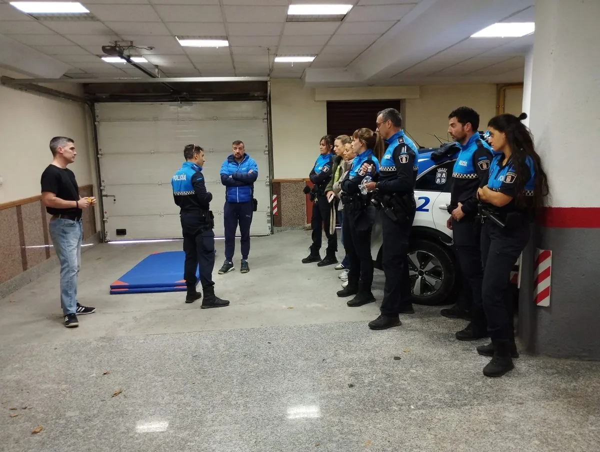 Foto 2 - Santa Marta se convierte en el primer municipio de la provincia en dotar a su Polic&iacute;a Local de dispositivos t&aacute;ser