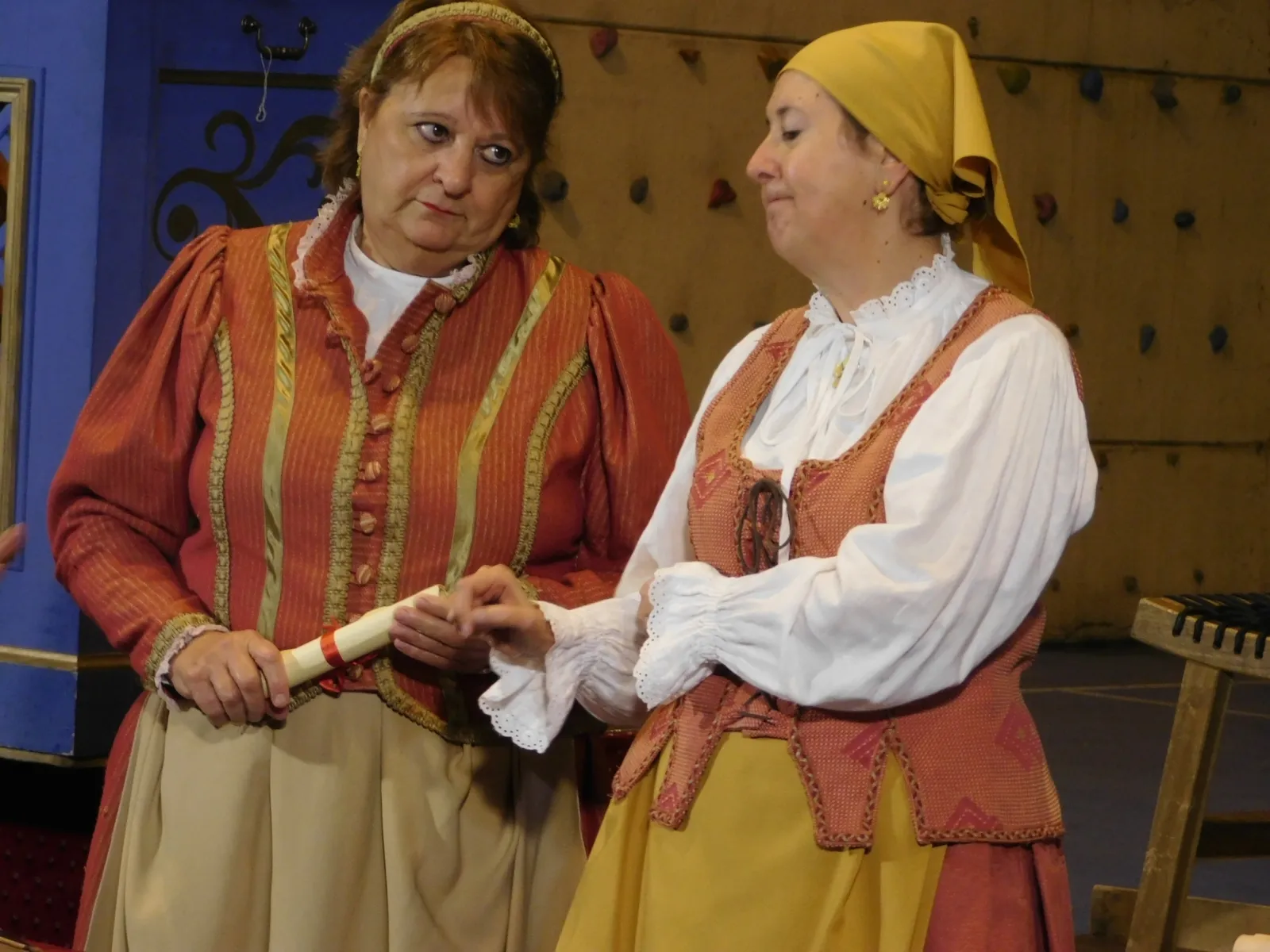 Foto 11 - TOPAS | El teatro de Lazarillo de Tormes llena de emoci&oacute;n el pabell&oacute;n de Topas con la vida de Nebrija