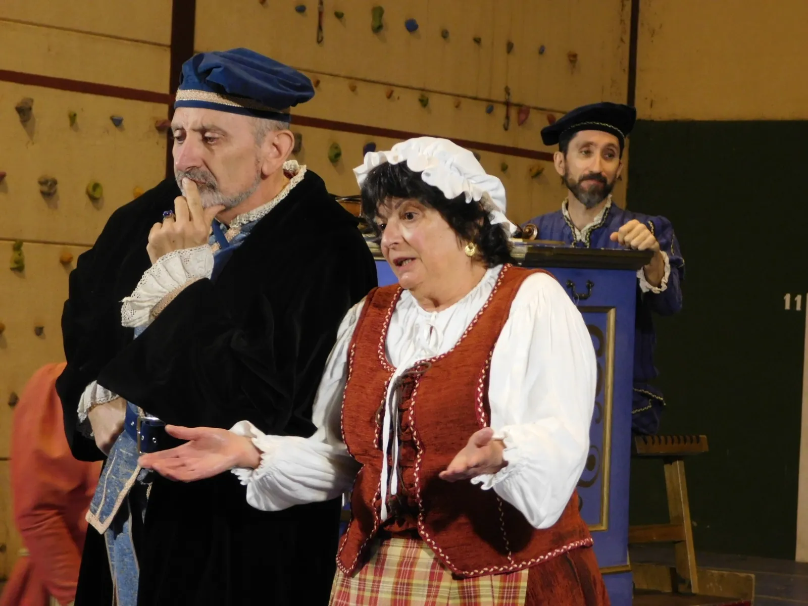Foto 5 - TOPAS | El teatro de Lazarillo de Tormes llena de emoci&oacute;n el pabell&oacute;n de Topas con la vida de Nebrija