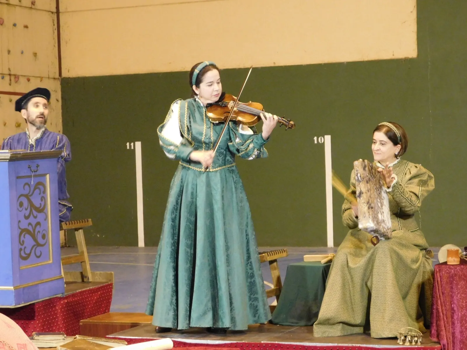 Foto 4 - TOPAS | El teatro de Lazarillo de Tormes llena de emoci&oacute;n el pabell&oacute;n de Topas con la vida de Nebrija