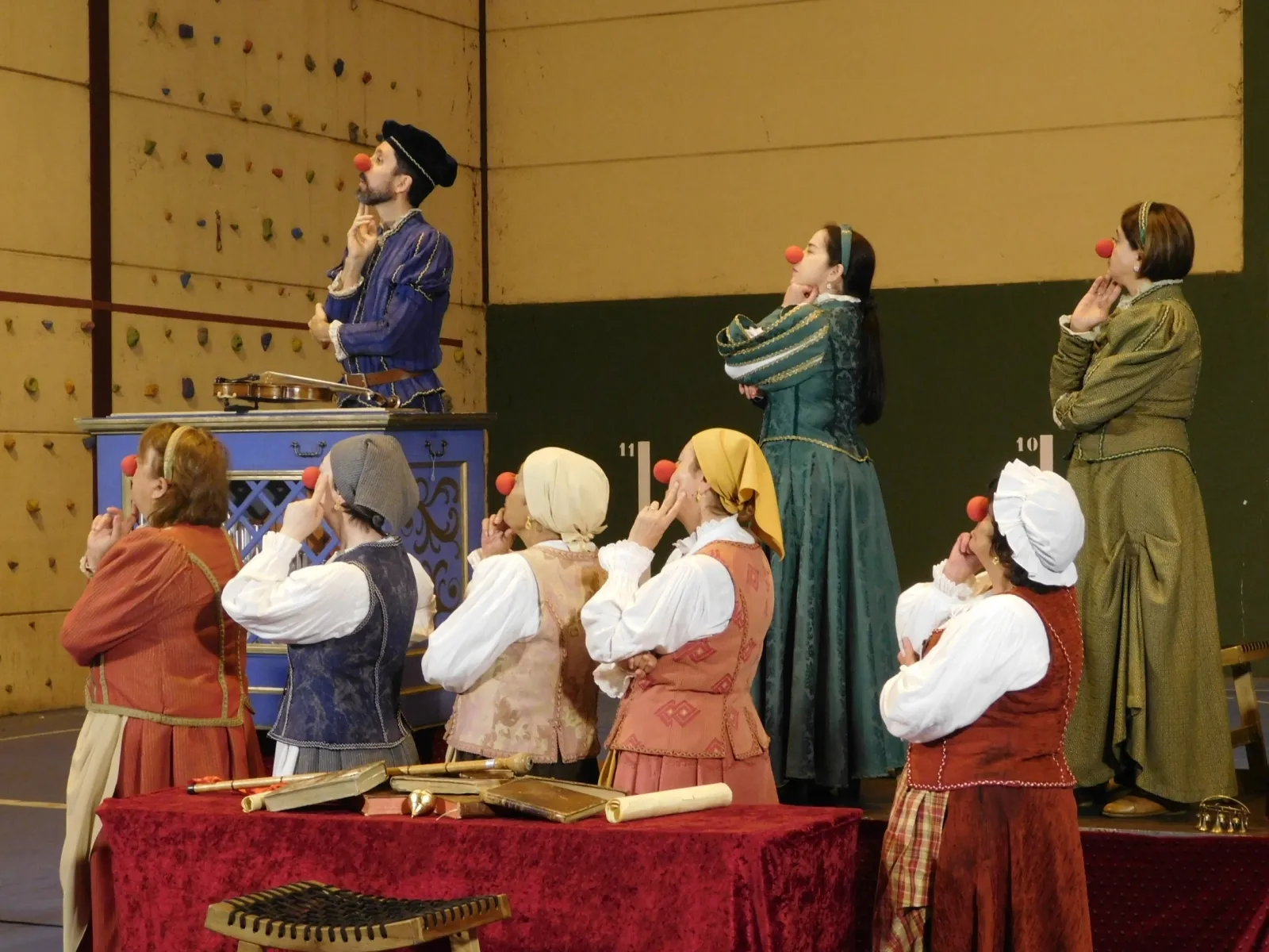 Foto 3 - TOPAS | El teatro de Lazarillo de Tormes llena de emoci&oacute;n el pabell&oacute;n de Topas con la vida de Nebrija