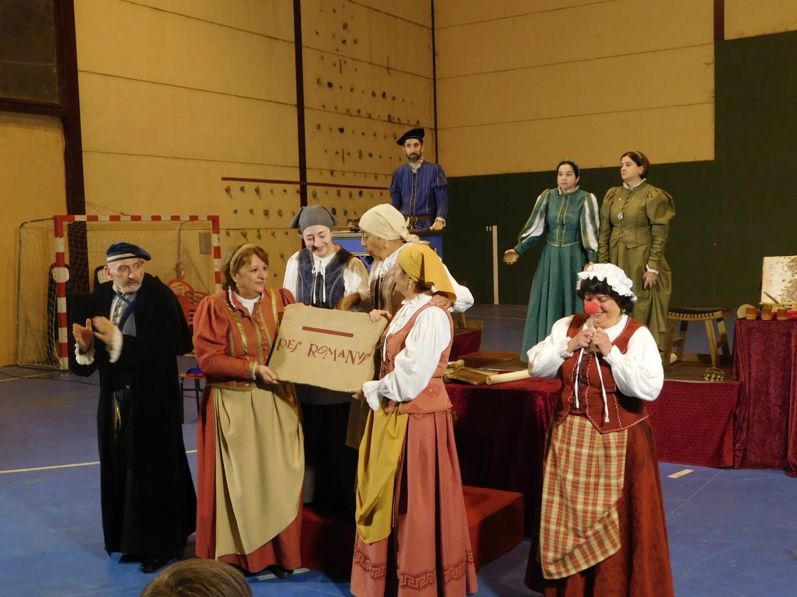 Foto 2 - TOPAS | El teatro de Lazarillo de Tormes llena de emoci&oacute;n el pabell&oacute;n de Topas con la vida de Nebrija