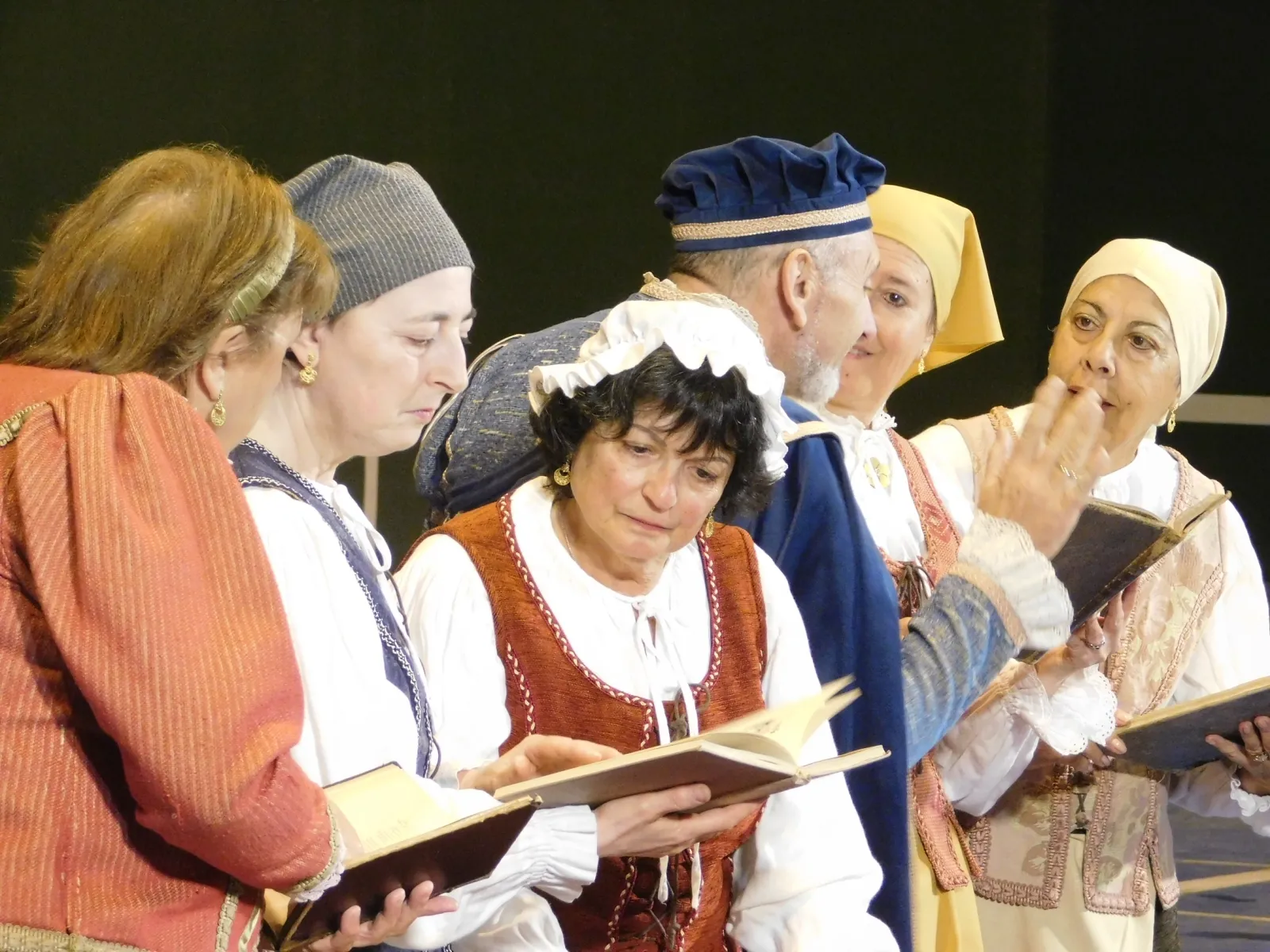 Foto 10 - TOPAS | El teatro de Lazarillo de Tormes llena de emoci&oacute;n el pabell&oacute;n de Topas con la vida de Nebrija