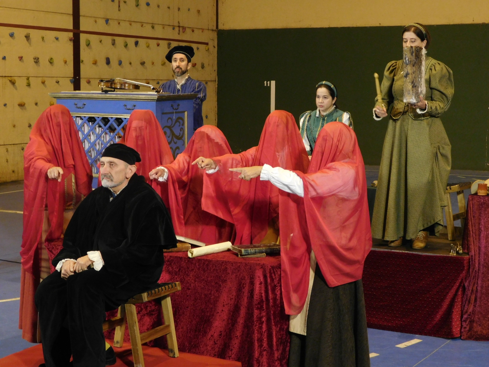 Lazarillo de Tormes llena el pabellón de Topas con su obra Buscando a Nebrija