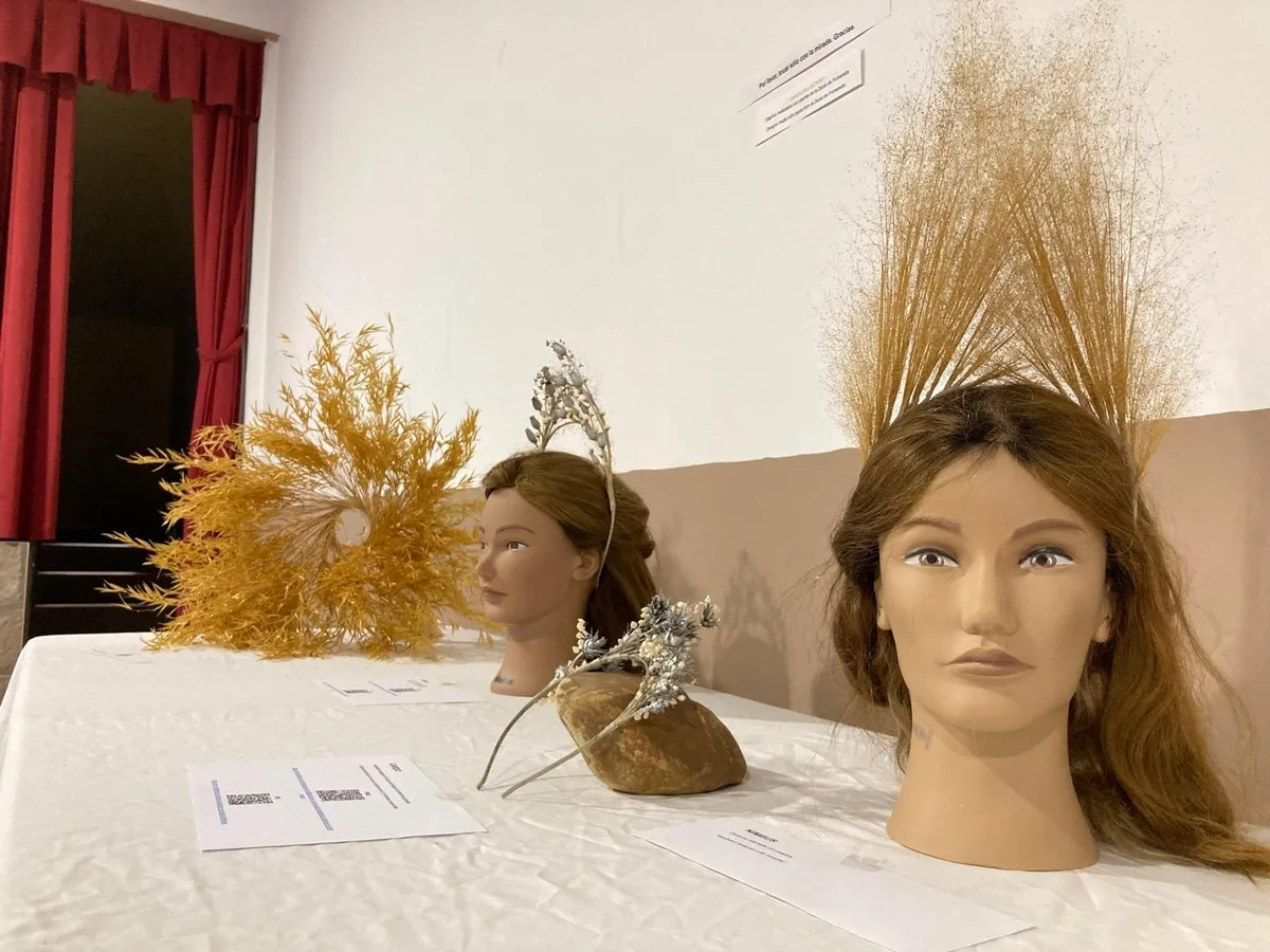 Imagen de una exposición anterior de diademas de Rita Flowers