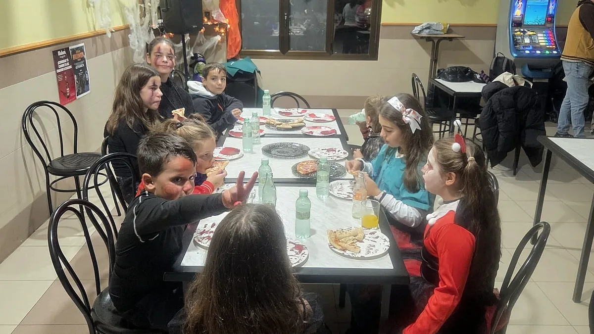 Pequeños y mayores disfrutaron de Halloween a pesar de la lluvia