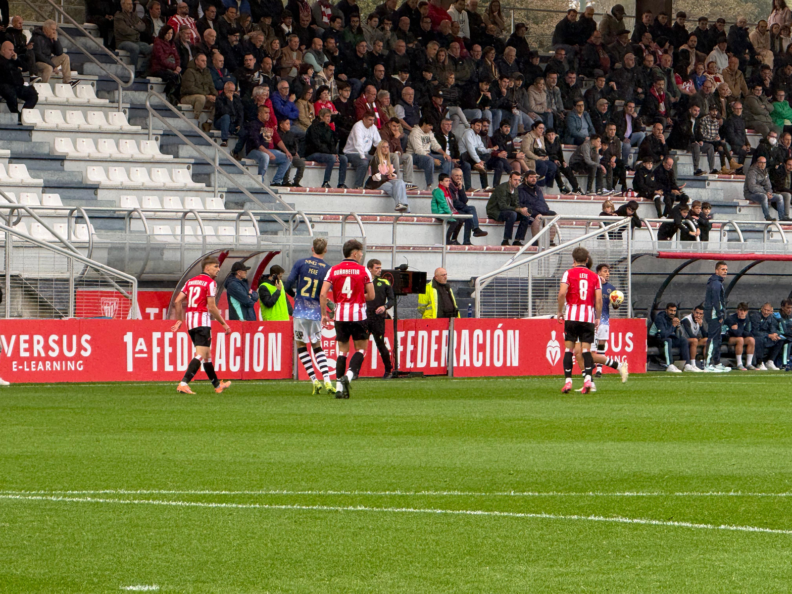 Unionistas se plantea estudiar si reclama alineación indebida contra el Bilbao Athletic: un jugador expulsado se quedó en el campo unos segundos