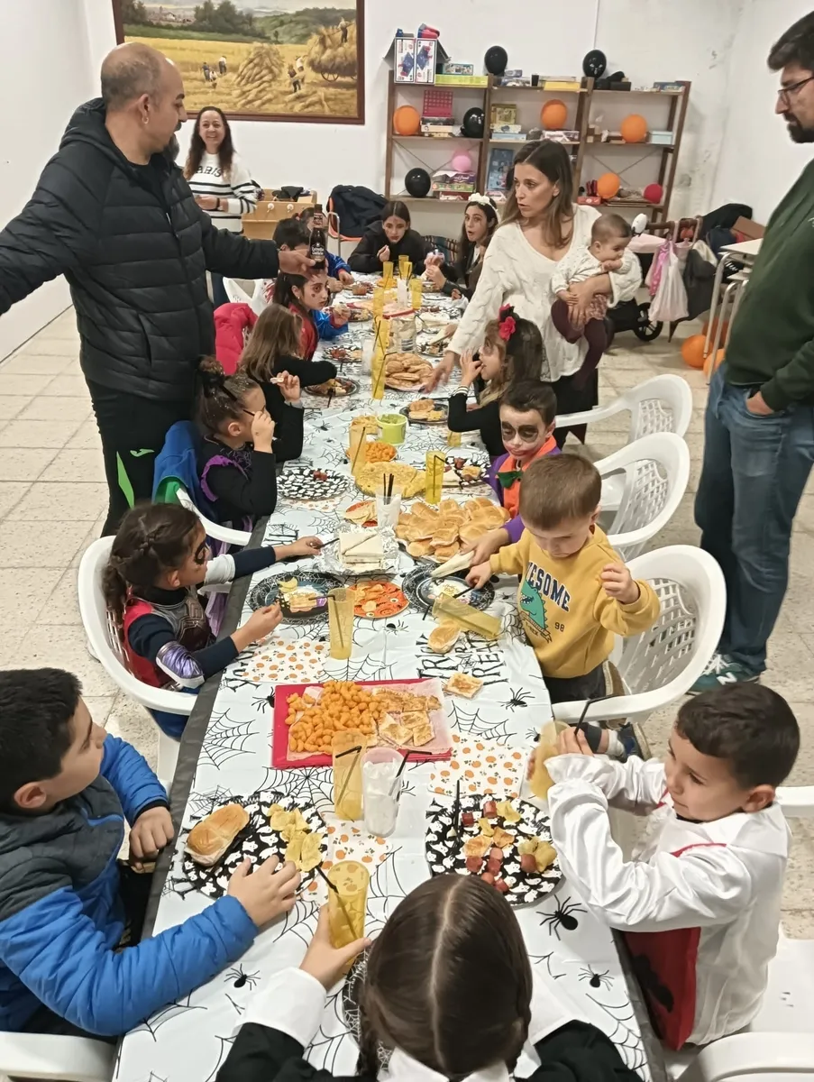 Los niños visitaron cada casa en busca del truco o trato