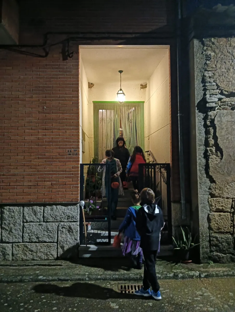 Los niños visitaron cada casa en busca del truco o trato