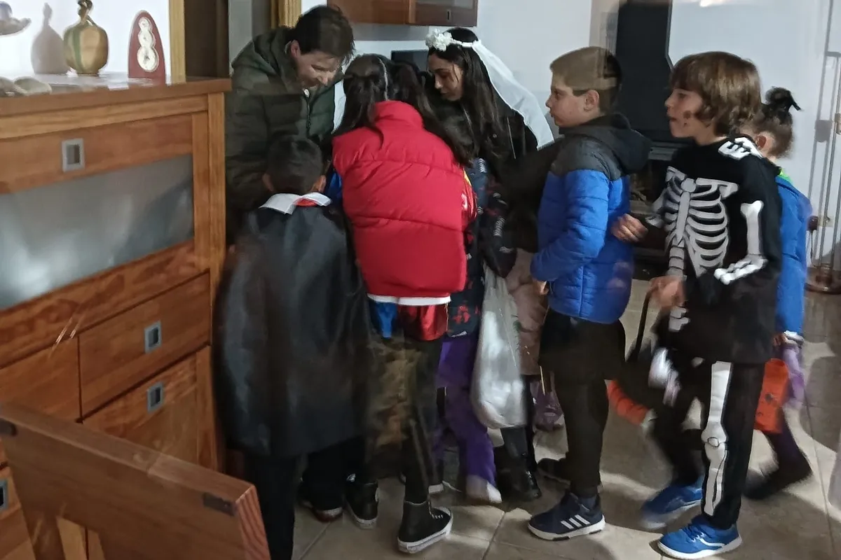 Los niños visitaron cada casa en busca del truco o trato