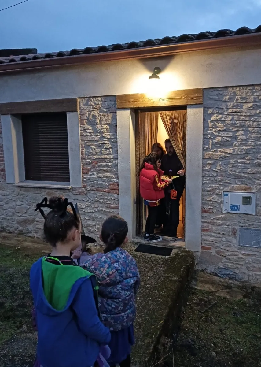 Los niños visitaron cada casa en busca del truco o trato