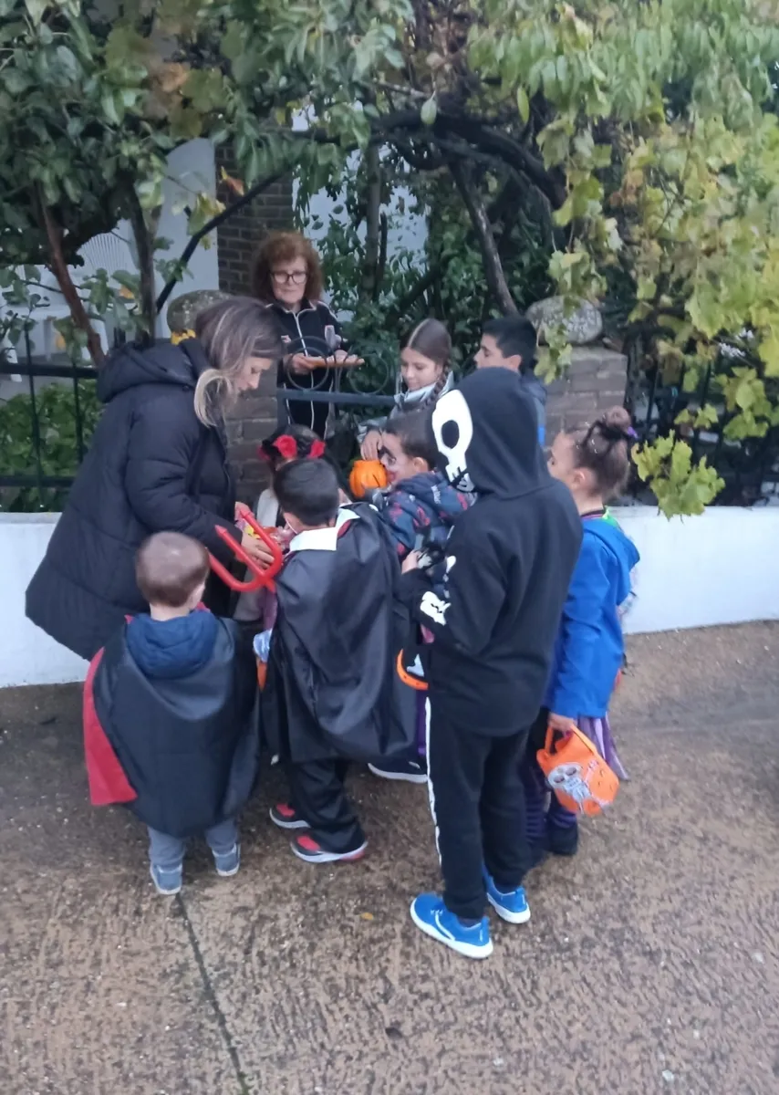Los niños visitaron cada casa en busca del truco o trato