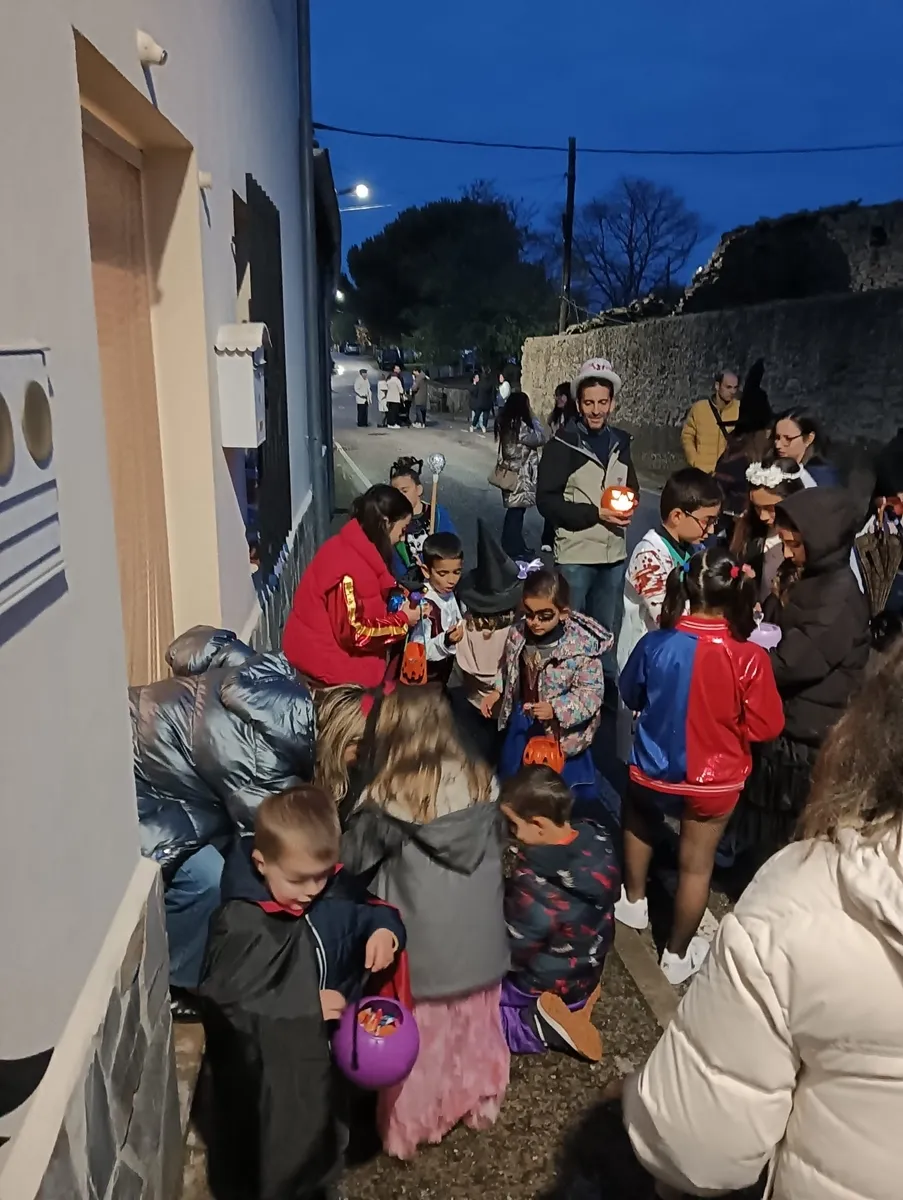 Los niños visitaron cada casa en busca del truco o trato