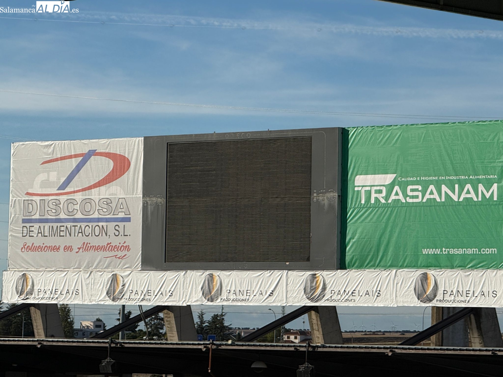 FOTOS | La afición del Salamanca UDS vuelve al Helmántico, que presenta un aspecto igual y deficiencias: sin marcador, enchufes rotos o suciedad...