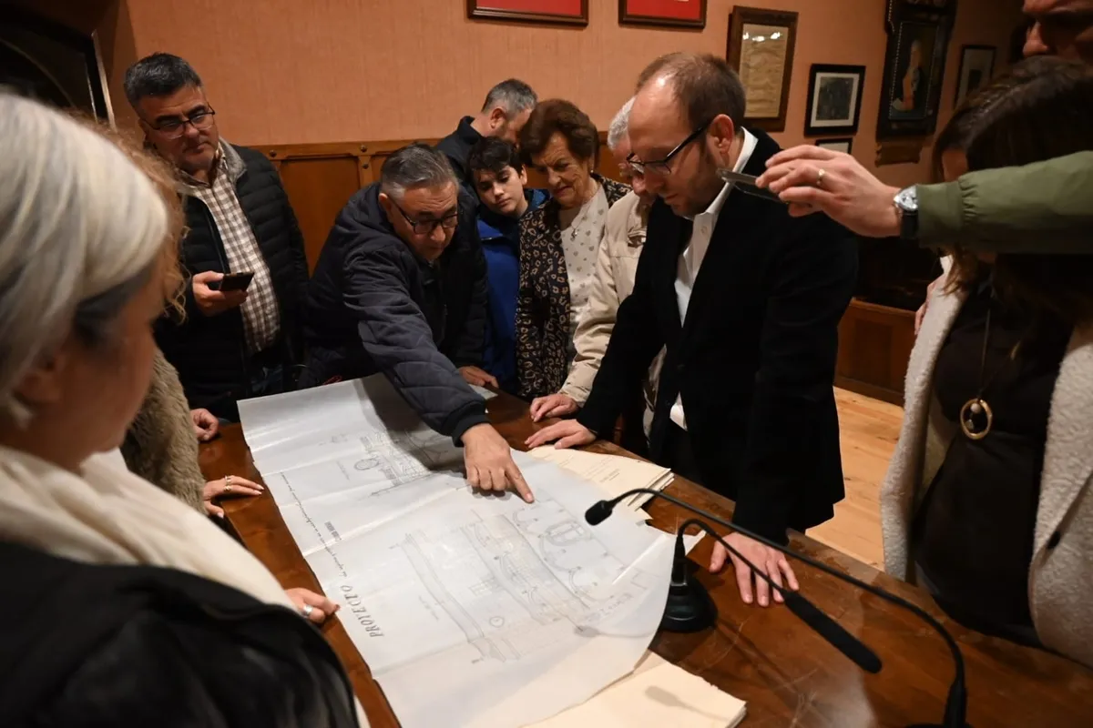 Foto 2 - La Casa Consistorial recibe la visita de descendientes del arquitecto que la ampli&oacute;