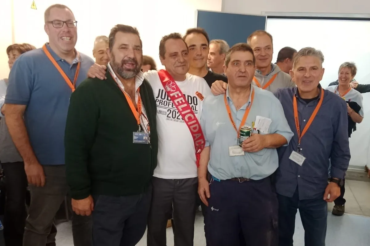 Foto 7 - Compa&ntilde;eros del Hospital Cl&iacute;nico de Salamanca despiden a su fontanero Jos&eacute; S&aacute;nchez por jubilaci&oacute;n