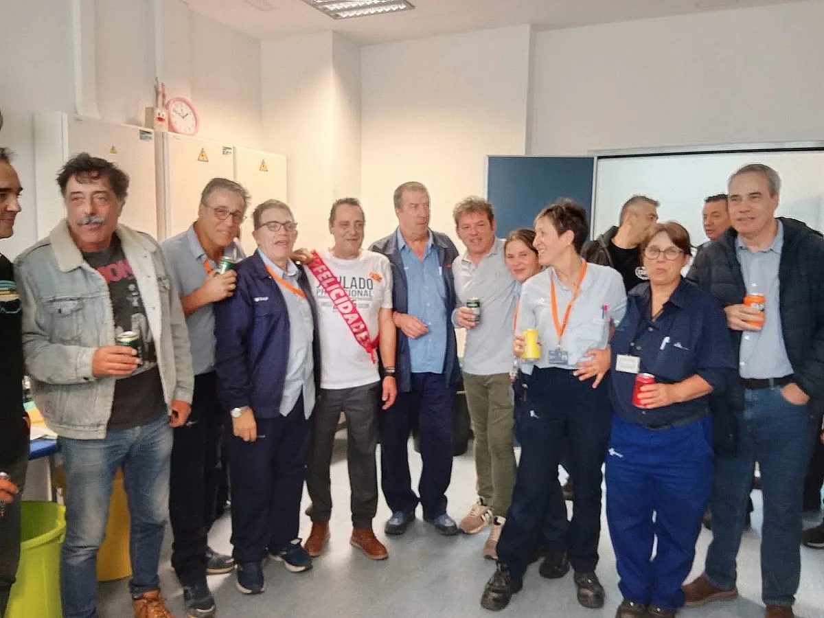 Foto 8 - Compa&ntilde;eros del Hospital Cl&iacute;nico de Salamanca despiden a su fontanero Jos&eacute; S&aacute;nchez por jubilaci&oacute;n