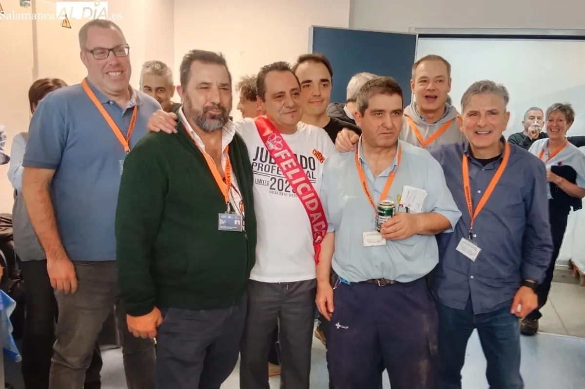 Foto 3 - Compa&ntilde;eros del Hospital Cl&iacute;nico de Salamanca despiden a su fontanero Jos&eacute; S&aacute;nchez por jubilaci&oacute;n