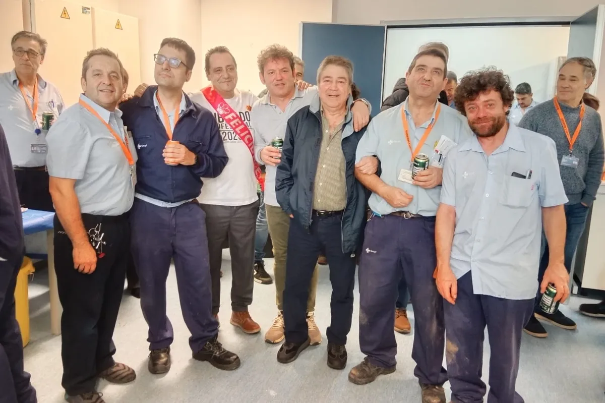 Foto 5 - Compa&ntilde;eros del Hospital Cl&iacute;nico de Salamanca despiden a su fontanero Jos&eacute; S&aacute;nchez por jubilaci&oacute;n