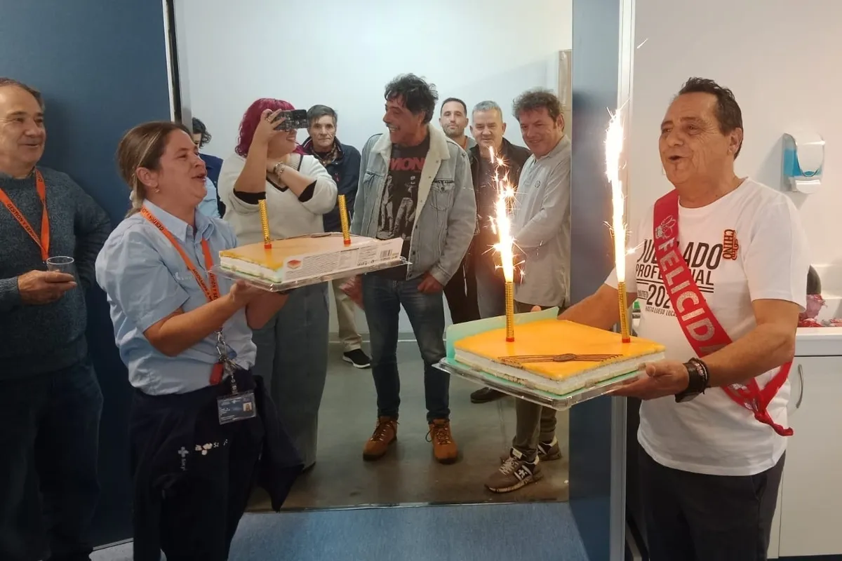 Foto 4 - Compa&ntilde;eros del Hospital Cl&iacute;nico de Salamanca despiden a su fontanero Jos&eacute; S&aacute;nchez por jubilaci&oacute;n