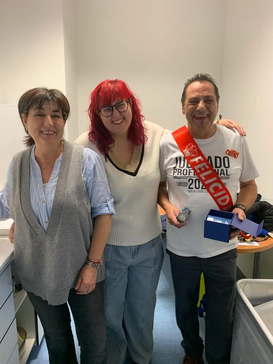 Foto 2 - Compa&ntilde;eros del Hospital Cl&iacute;nico de Salamanca despiden a su fontanero Jos&eacute; S&aacute;nchez por jubilaci&oacute;n