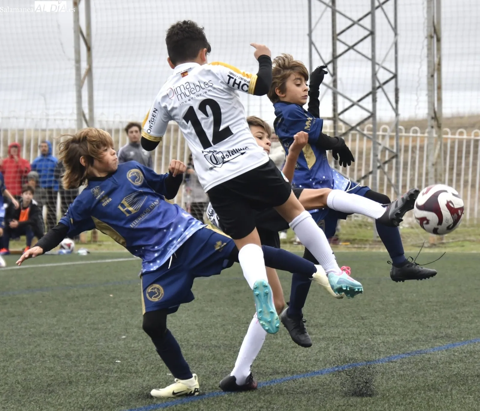 Foto 2 - FOTOS | Emocionante jornada de f&uacute;tbol base en Salamanca a mitad de noviembre