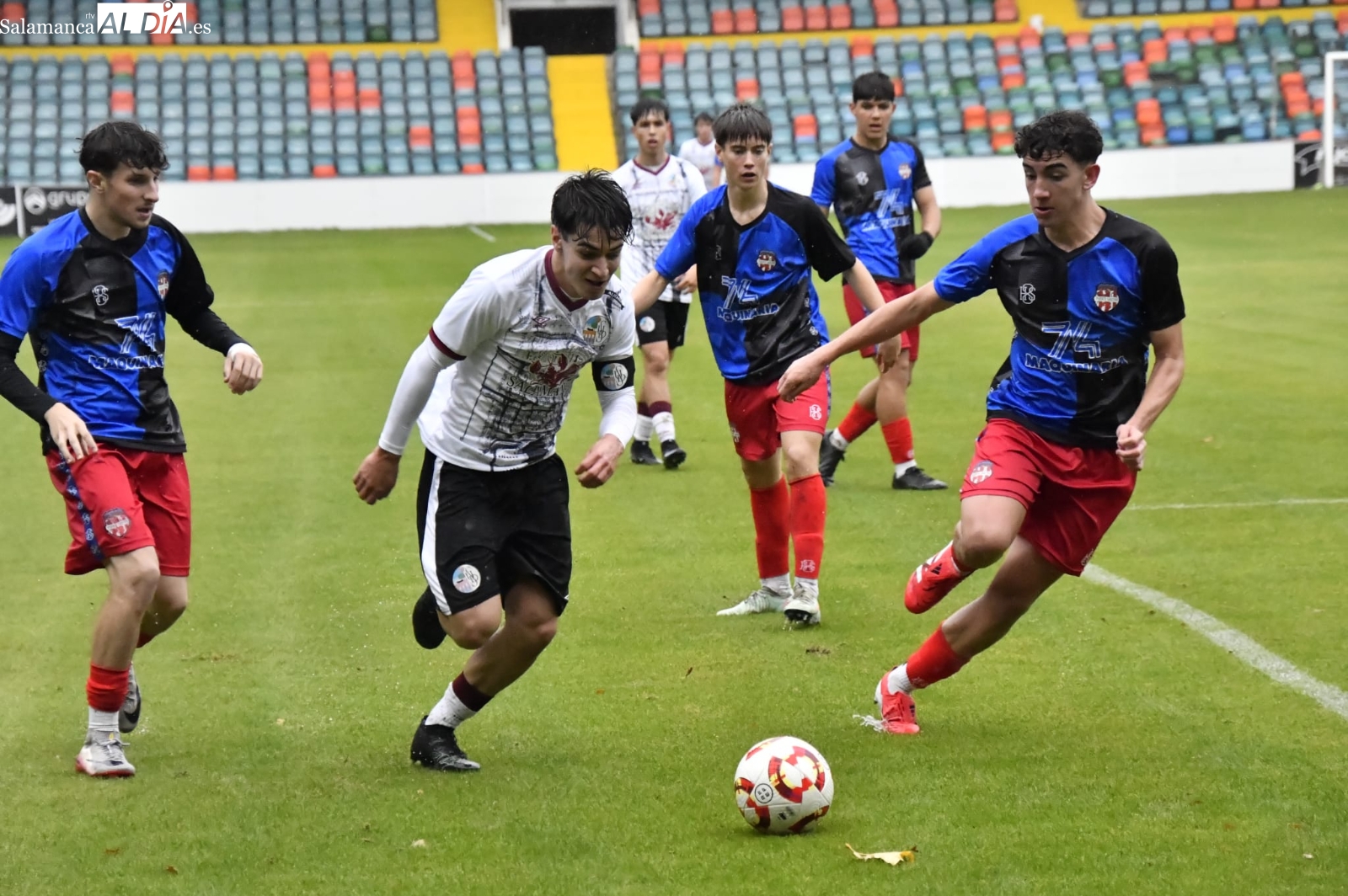 El Liga Nacional del Salamanca UDS estrena el Helmántico bajo la lluvia y el primer equipo jugará en él en 24 horas (2-1)