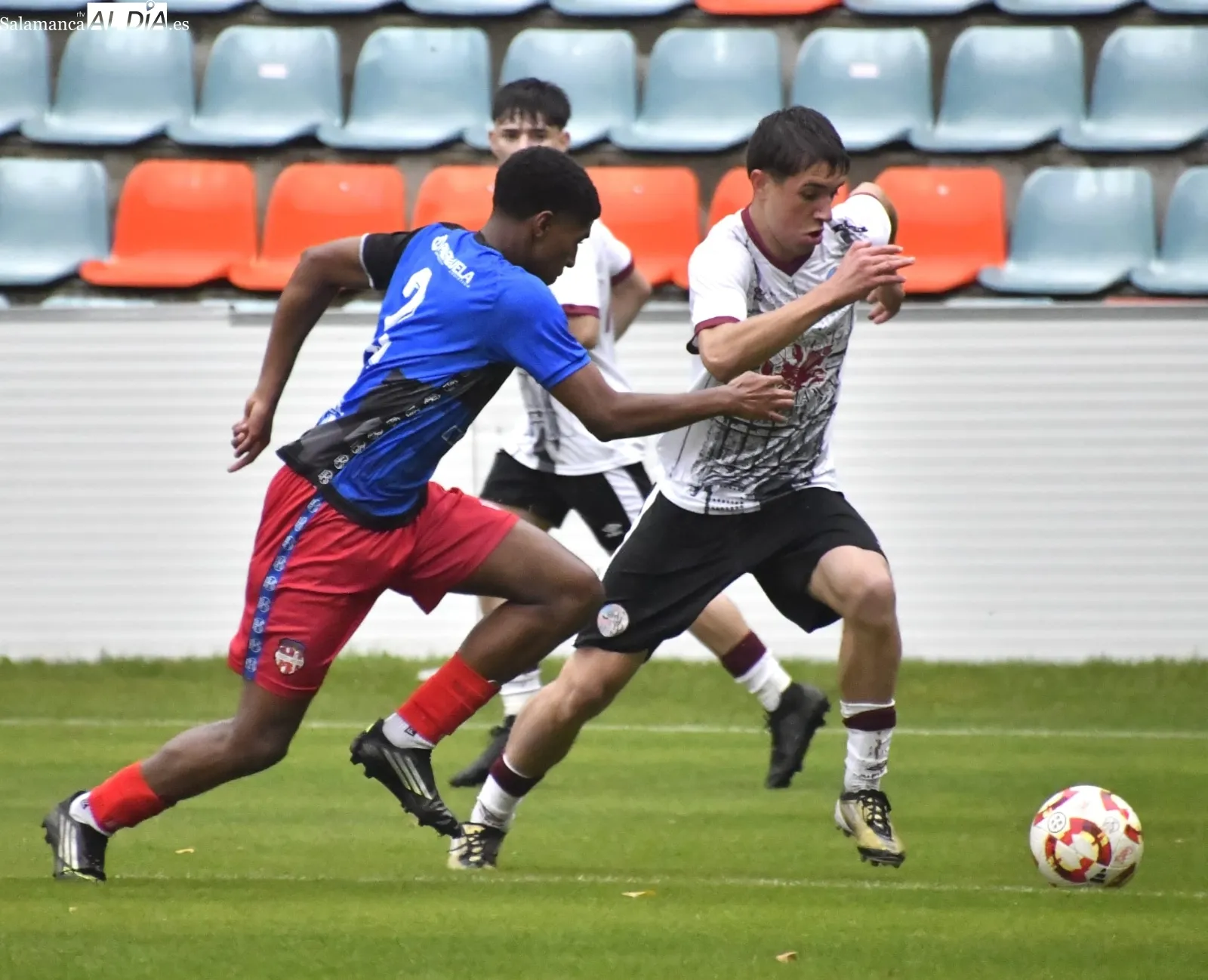 Foto 18 - FOTOS | El Liga Nacional del Salamanca UDS estrena el Helm&aacute;ntico bajo la lluvia y el primer equipo jugar&aacute; en &eacute;l en 24 horas (2-1)