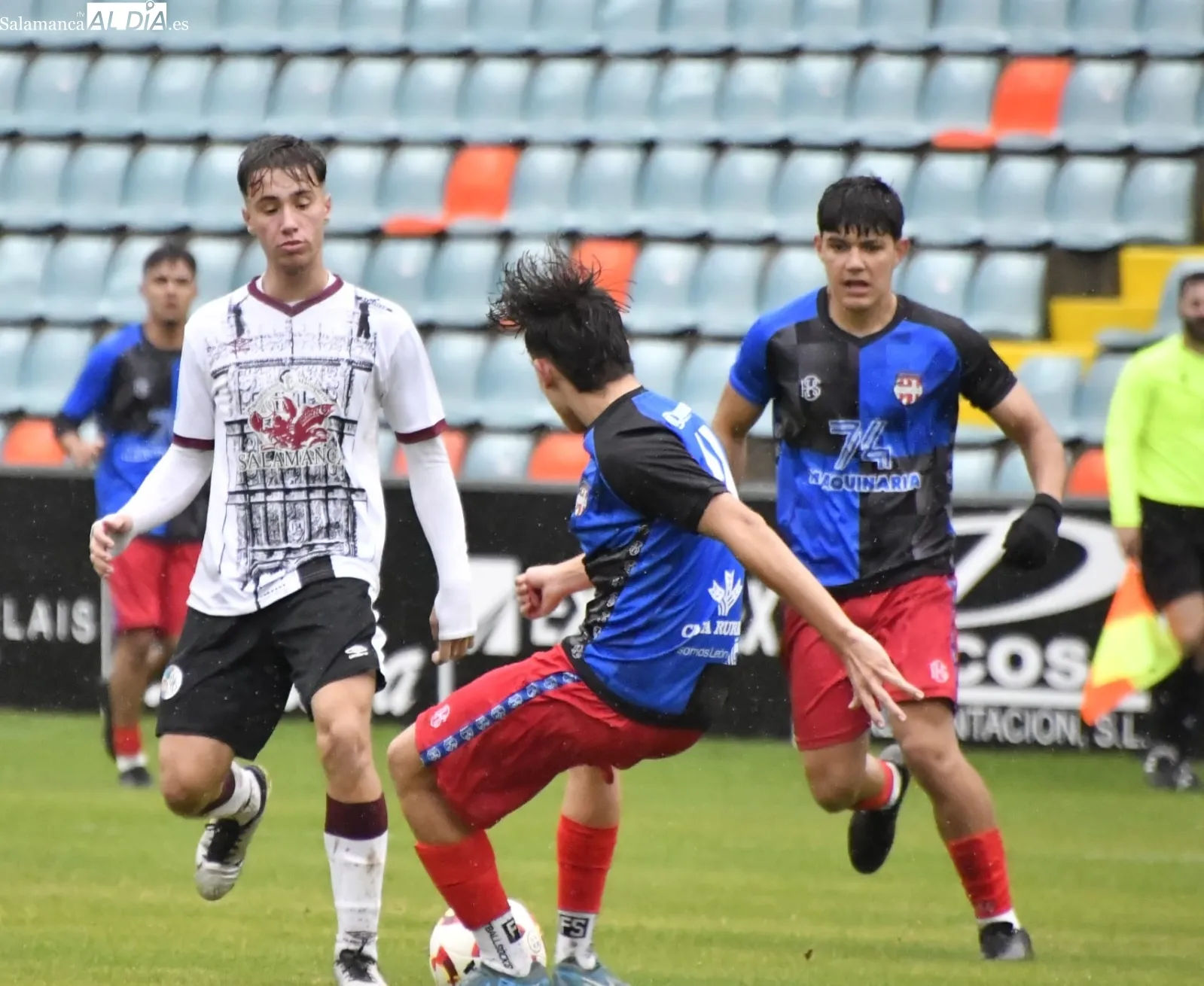 Foto 17 - FOTOS | El Liga Nacional del Salamanca UDS estrena el Helm&aacute;ntico bajo la lluvia y el primer equipo jugar&aacute; en &eacute;l en 24 horas (2-1)