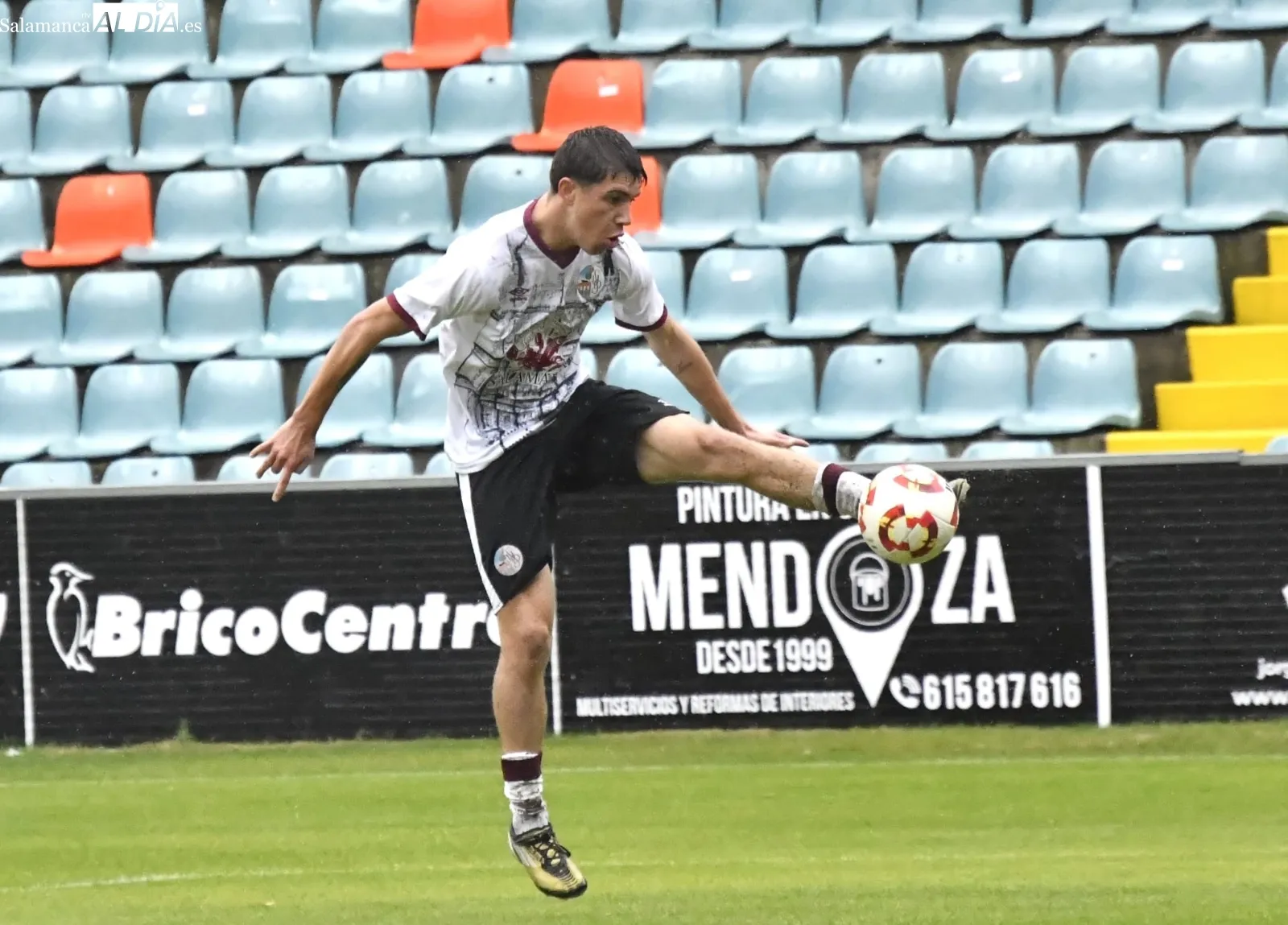 Foto 16 - FOTOS | El Liga Nacional del Salamanca UDS estrena el Helm&aacute;ntico bajo la lluvia y el primer equipo jugar&aacute; en &eacute;l en 24 horas (2-1)