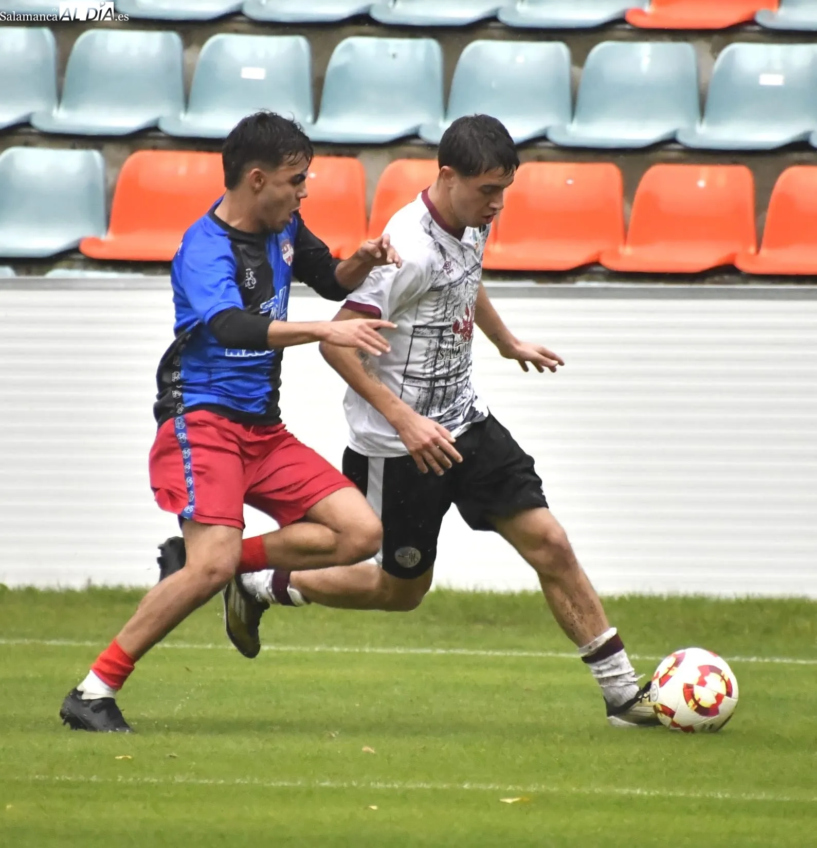 Foto 15 - FOTOS | El Liga Nacional del Salamanca UDS estrena el Helm&aacute;ntico bajo la lluvia y el primer equipo jugar&aacute; en &eacute;l en 24 horas (2-1)