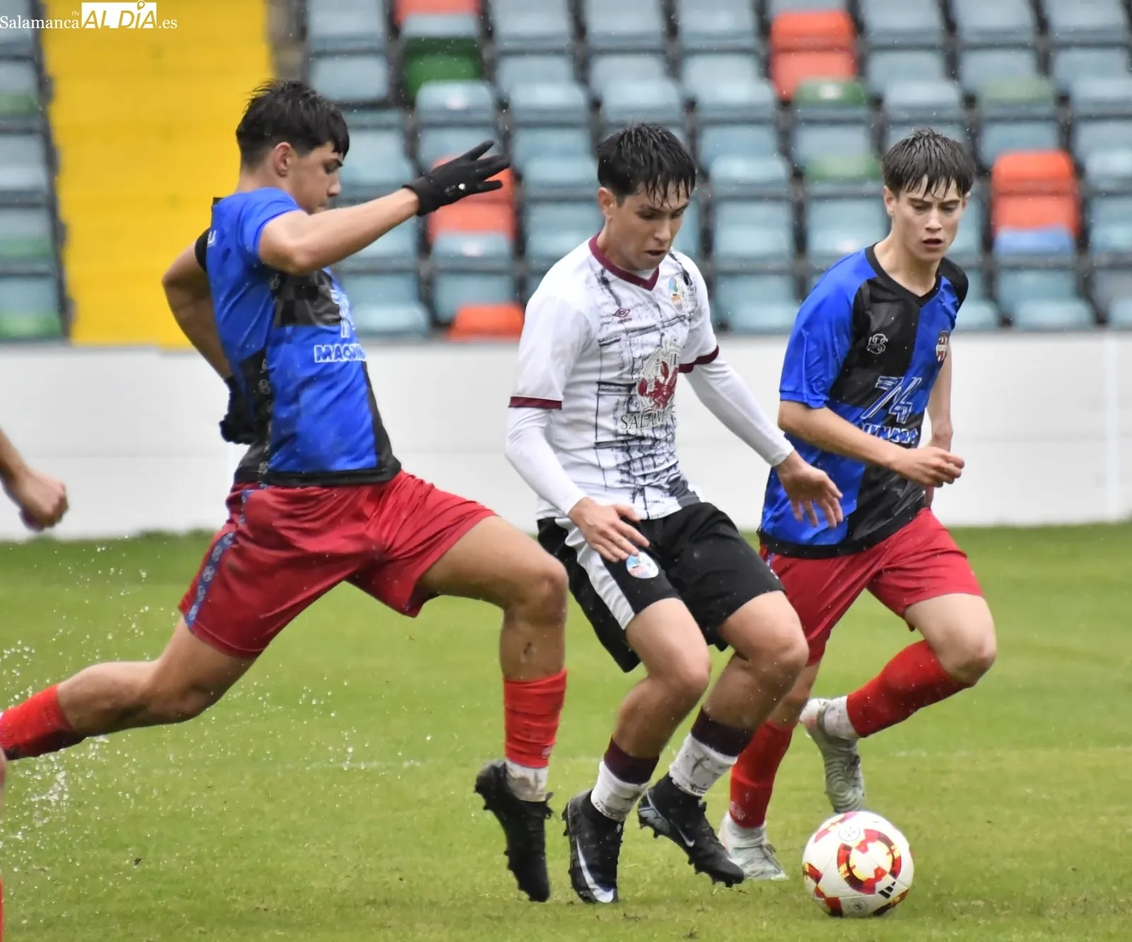 Foto 14 - FOTOS | El Liga Nacional del Salamanca UDS estrena el Helm&aacute;ntico bajo la lluvia y el primer equipo jugar&aacute; en &eacute;l en 24 horas (2-1)