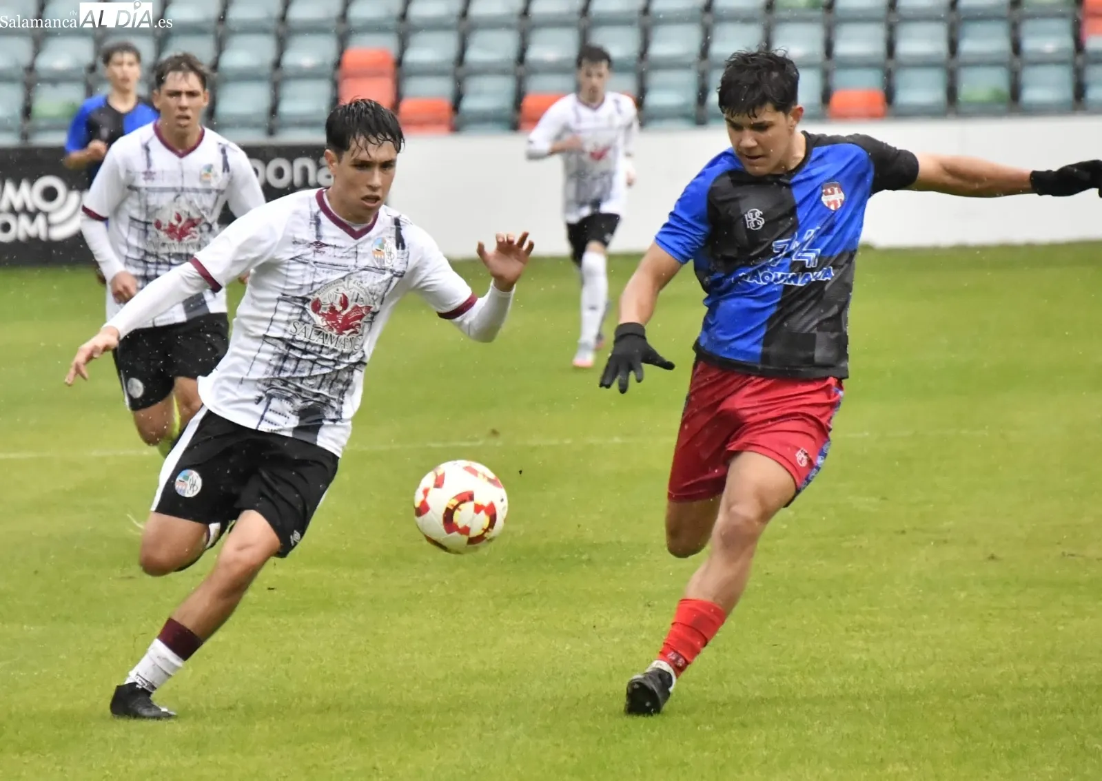 Foto 13 - FOTOS | El Liga Nacional del Salamanca UDS estrena el Helm&aacute;ntico bajo la lluvia y el primer equipo jugar&aacute; en &eacute;l en 24 horas (2-1)