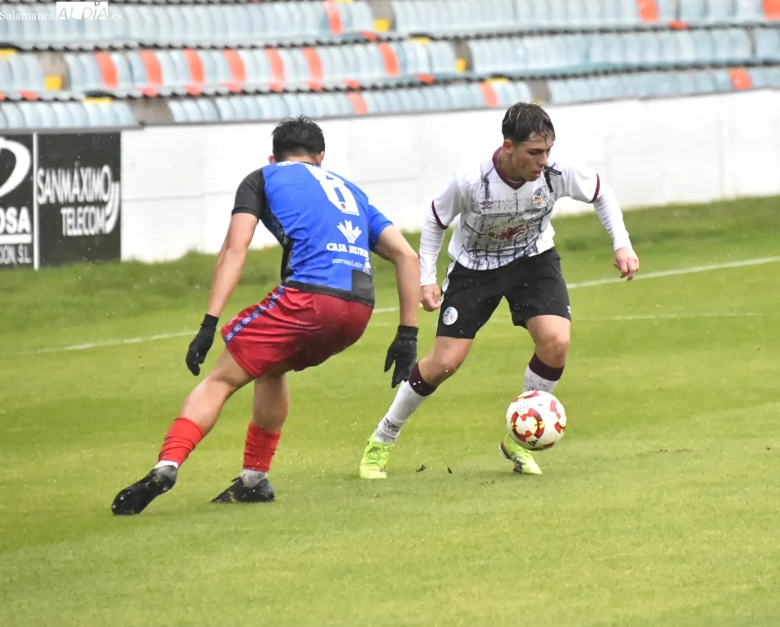 Foto 12 - FOTOS | El Liga Nacional del Salamanca UDS estrena el Helm&aacute;ntico bajo la lluvia y el primer equipo jugar&aacute; en &eacute;l en 24 horas (2-1)