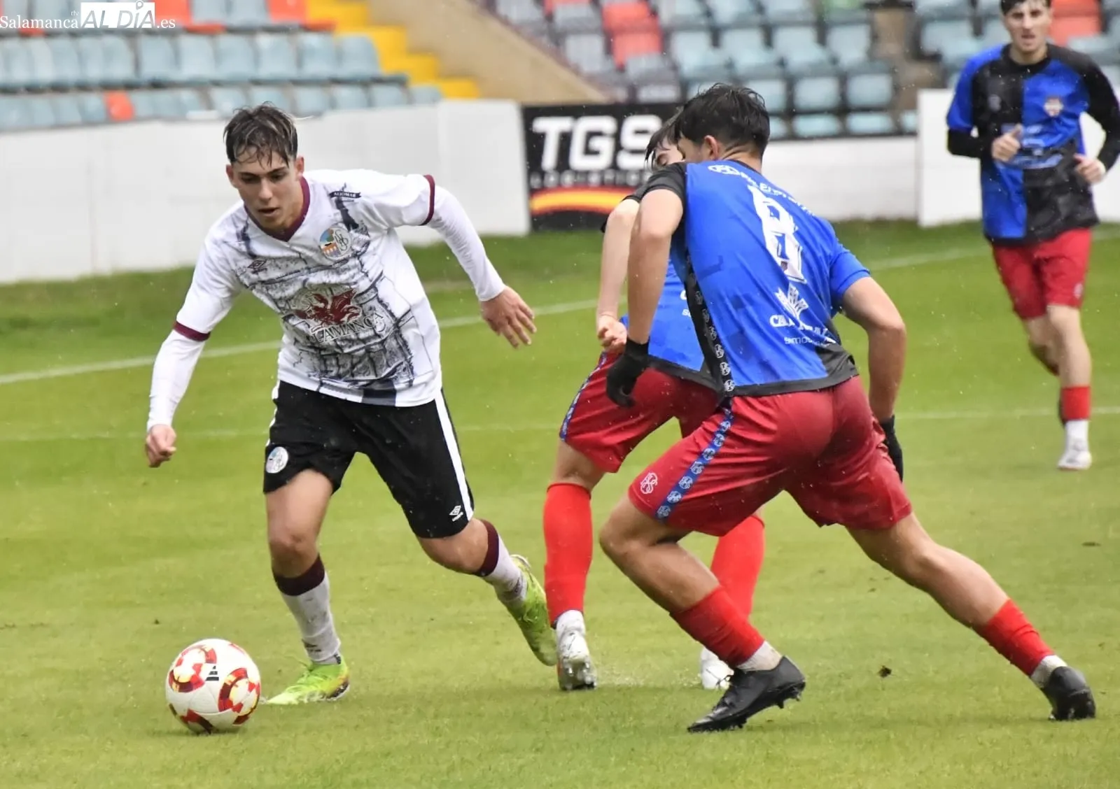 Foto 11 - FOTOS | El Liga Nacional del Salamanca UDS estrena el Helm&aacute;ntico bajo la lluvia y el primer equipo jugar&aacute; en &eacute;l en 24 horas (2-1)
