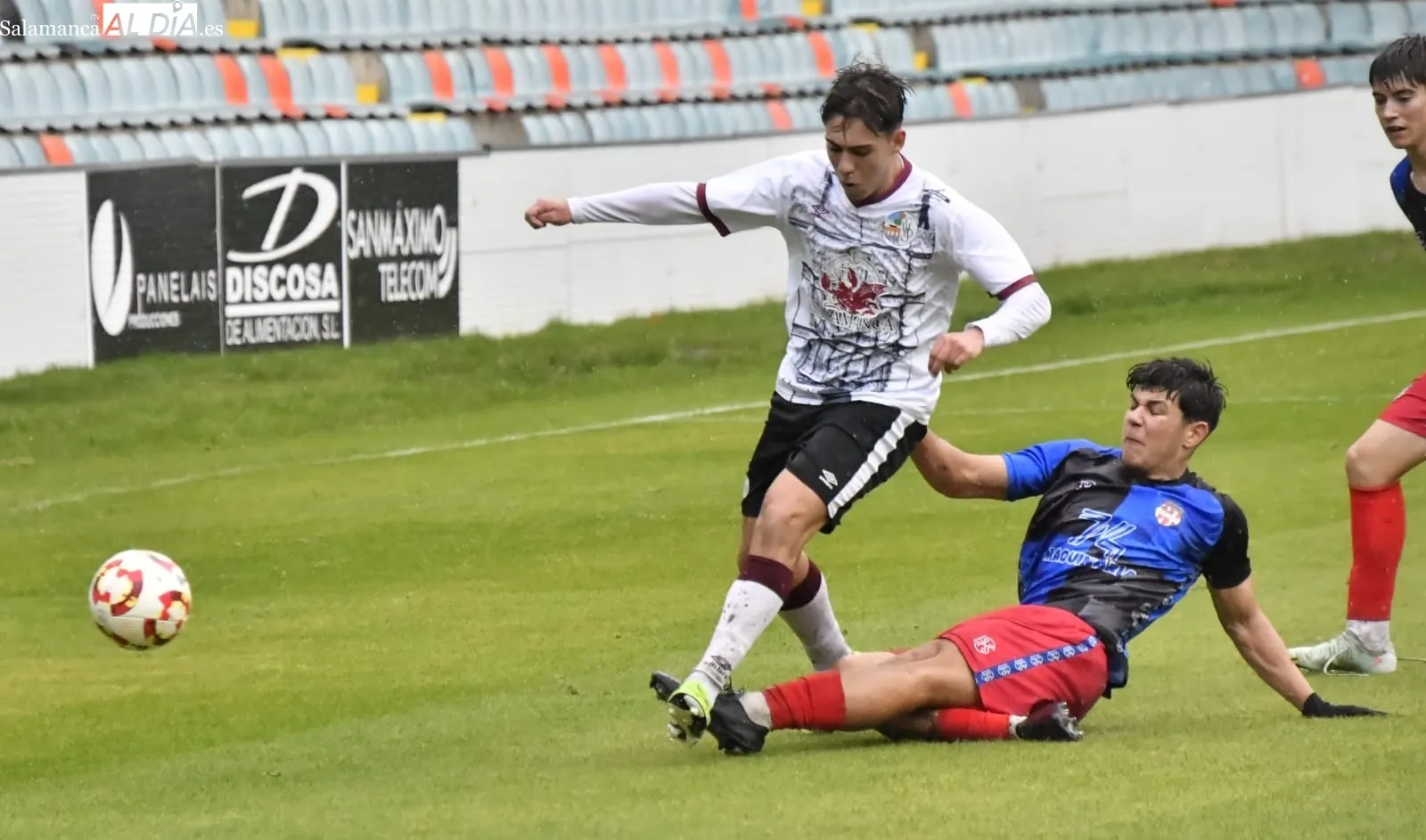 Foto 10 - FOTOS | El Liga Nacional del Salamanca UDS estrena el Helm&aacute;ntico bajo la lluvia y el primer equipo jugar&aacute; en &eacute;l en 24 horas (2-1)