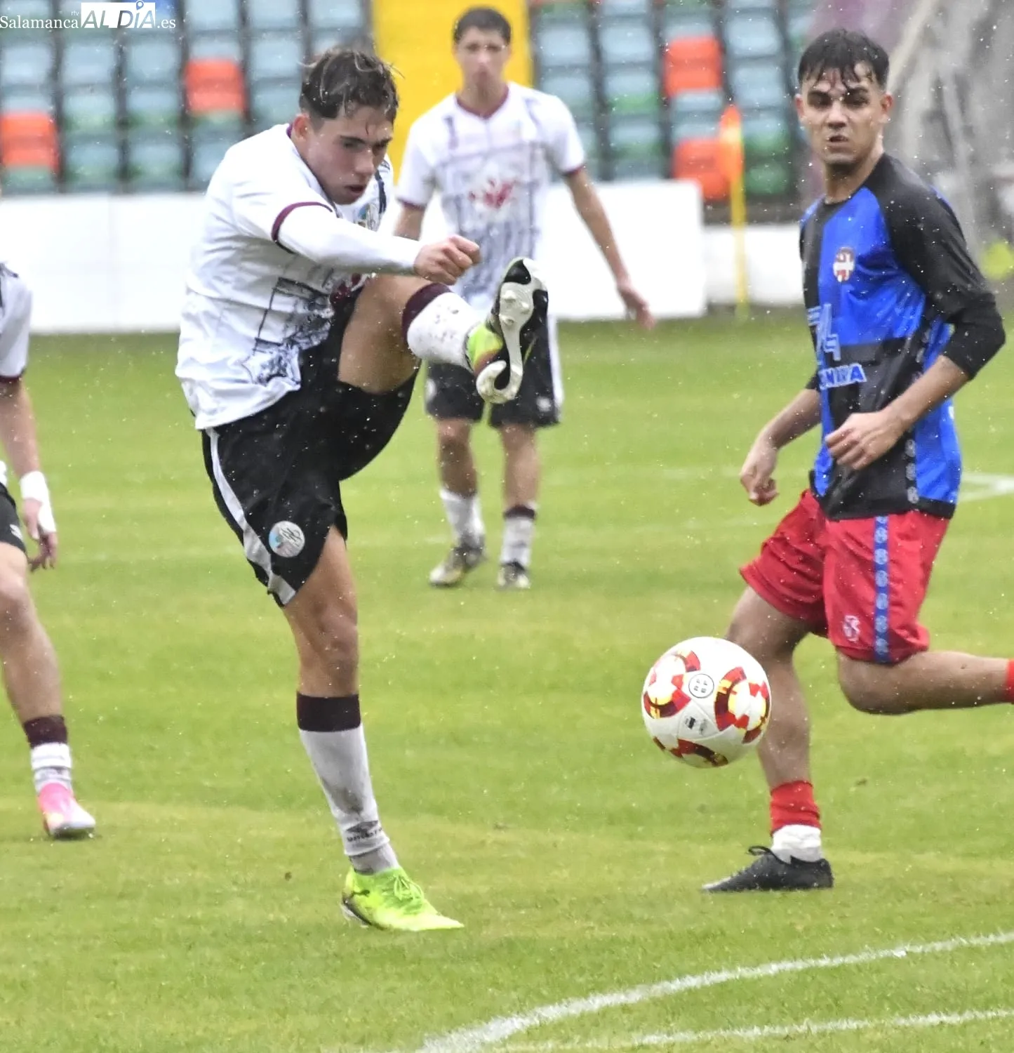 Foto 9 - FOTOS | El Liga Nacional del Salamanca UDS estrena el Helm&aacute;ntico bajo la lluvia y el primer equipo jugar&aacute; en &eacute;l en 24 horas (2-1)
