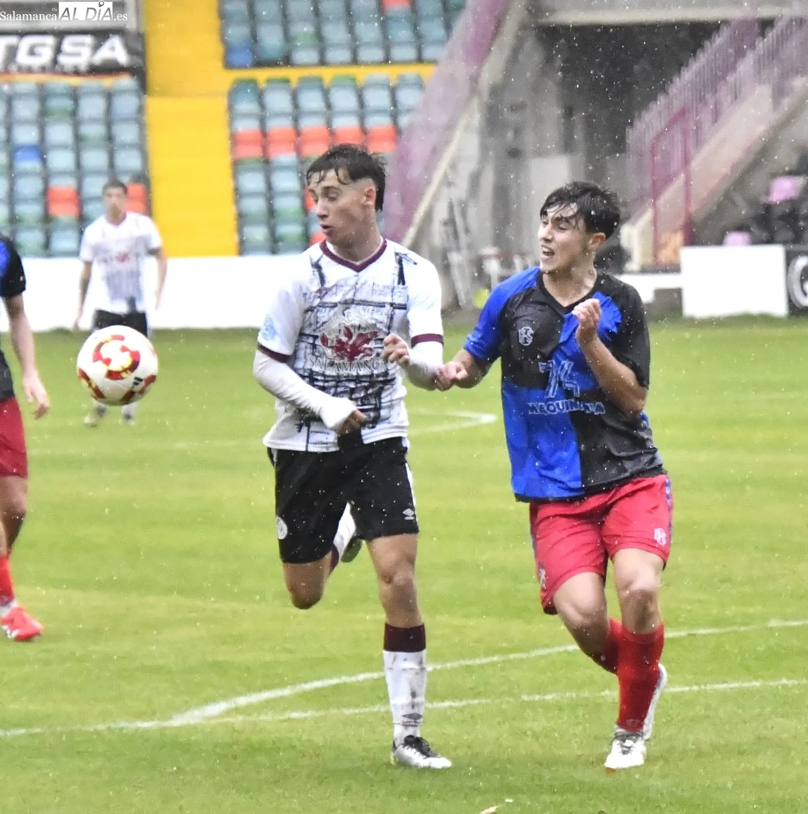 Foto 8 - FOTOS | El Liga Nacional del Salamanca UDS estrena el Helm&aacute;ntico bajo la lluvia y el primer equipo jugar&aacute; en &eacute;l en 24 horas (2-1)