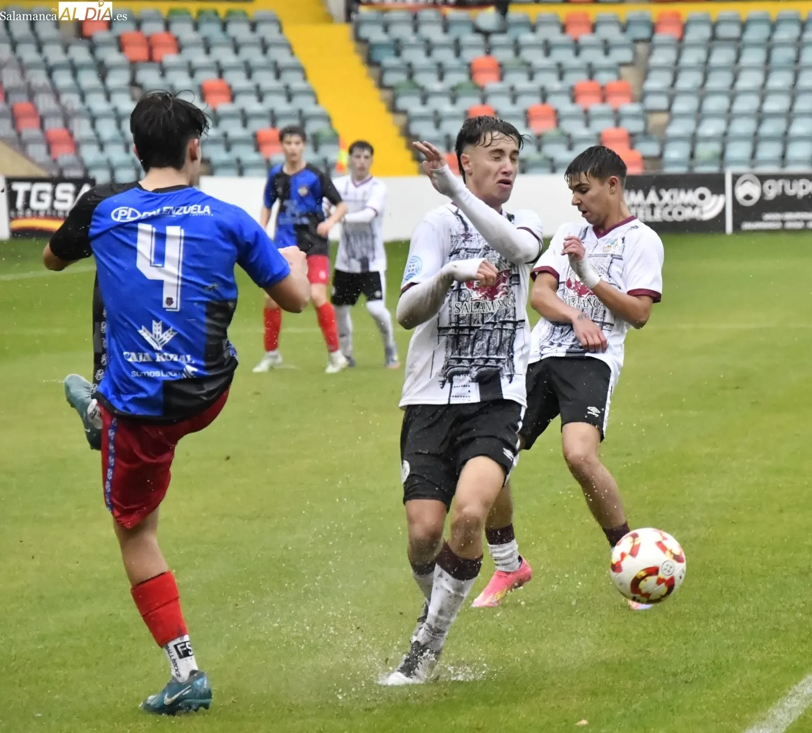 Foto 7 - FOTOS | El Liga Nacional del Salamanca UDS estrena el Helm&aacute;ntico bajo la lluvia y el primer equipo jugar&aacute; en &eacute;l en 24 horas (2-1)