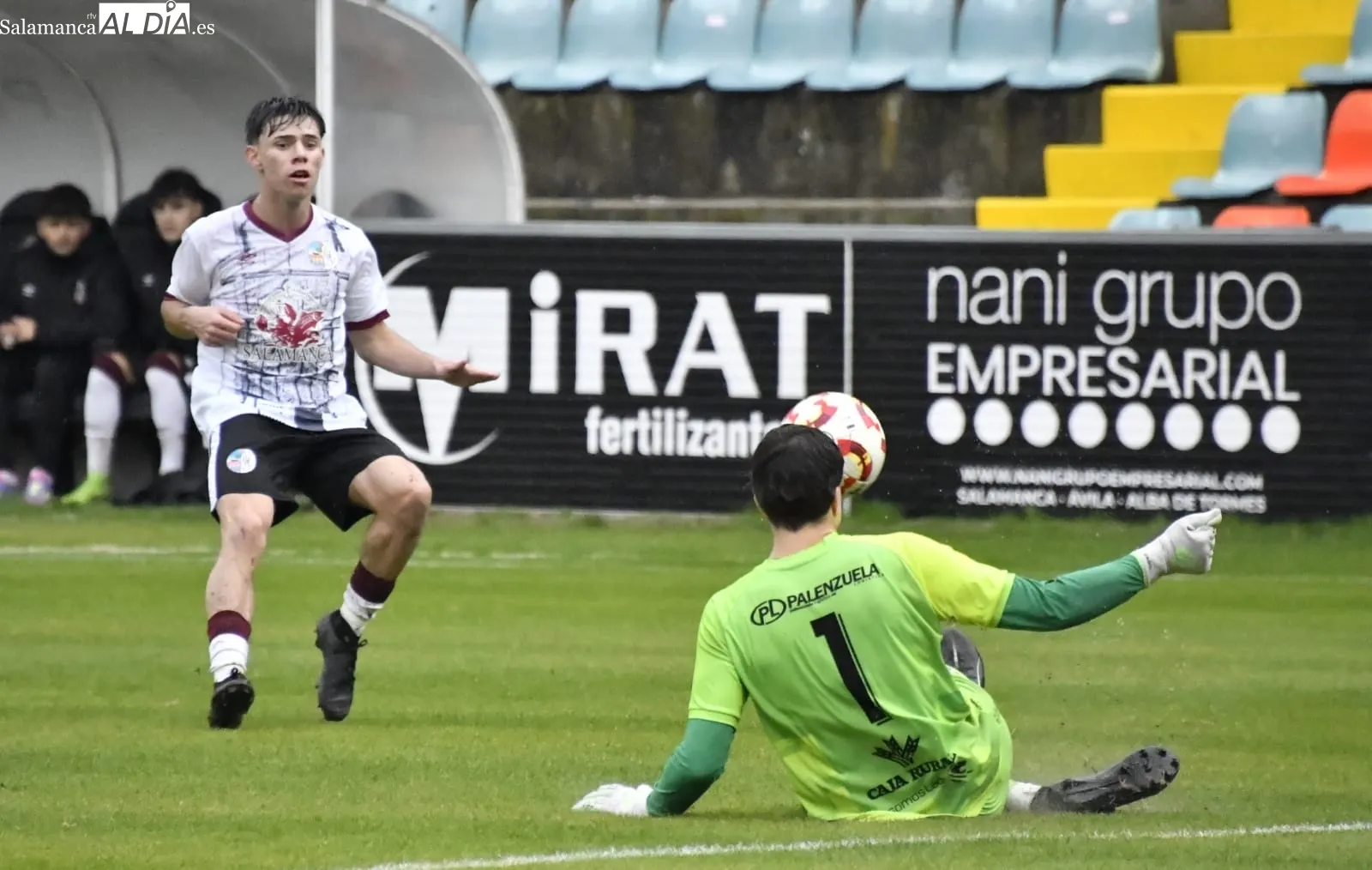 Foto 6 - FOTOS | El Liga Nacional del Salamanca UDS estrena el Helm&aacute;ntico bajo la lluvia y el primer equipo jugar&aacute; en &eacute;l en 24 horas (2-1)