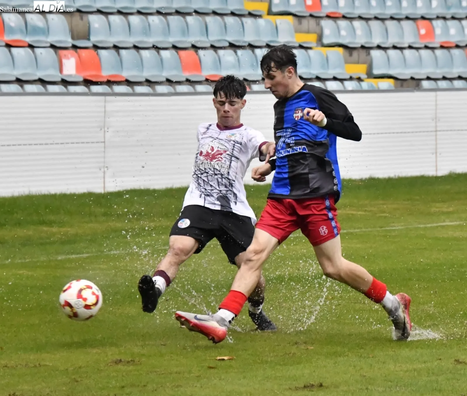 Foto 4 - FOTOS | El Liga Nacional del Salamanca UDS estrena el Helm&aacute;ntico bajo la lluvia y el primer equipo jugar&aacute; en &eacute;l en 24 horas (2-1)