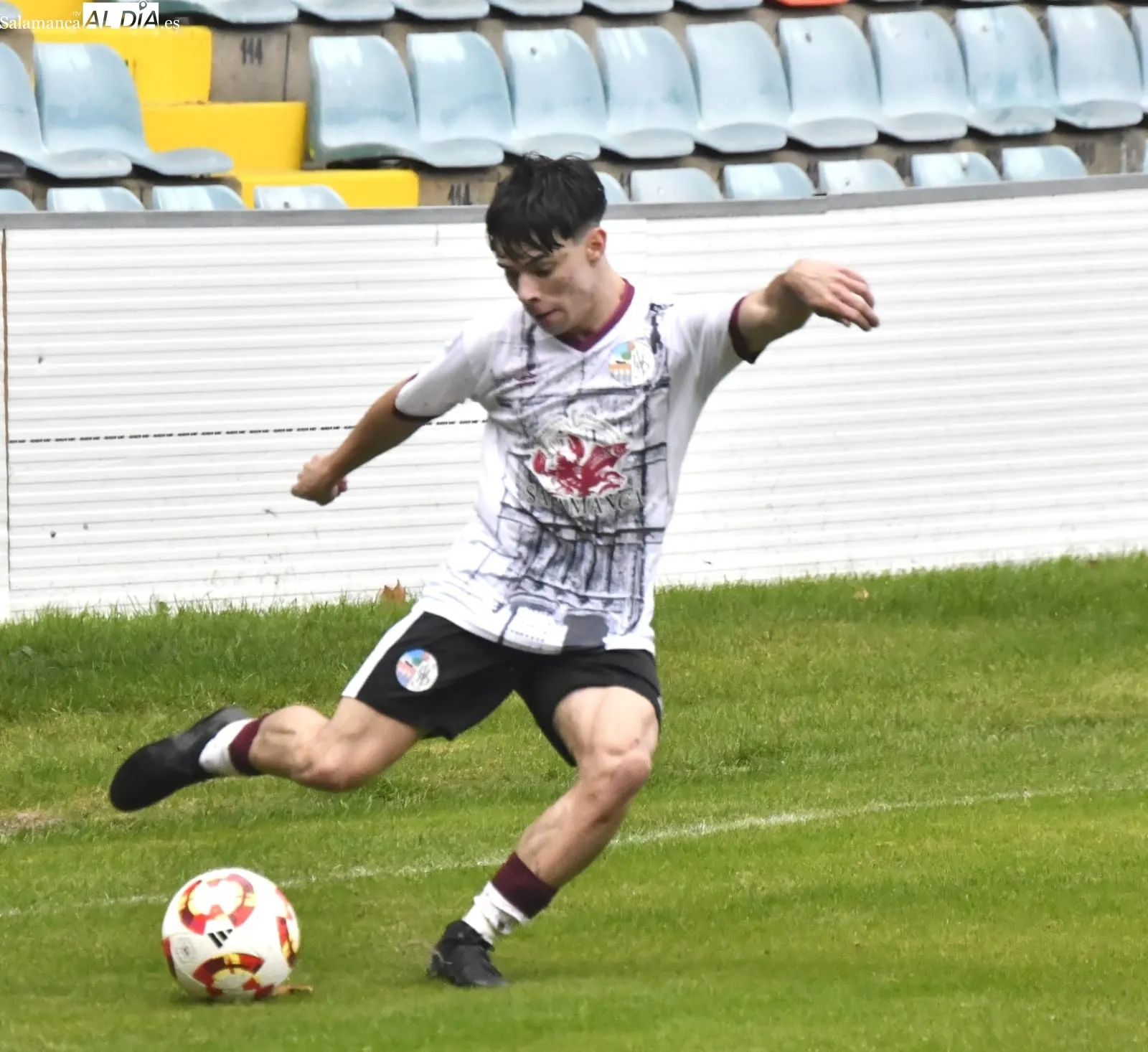 Foto 3 - FOTOS | El Liga Nacional del Salamanca UDS estrena el Helm&aacute;ntico bajo la lluvia y el primer equipo jugar&aacute; en &eacute;l en 24 horas (2-1)