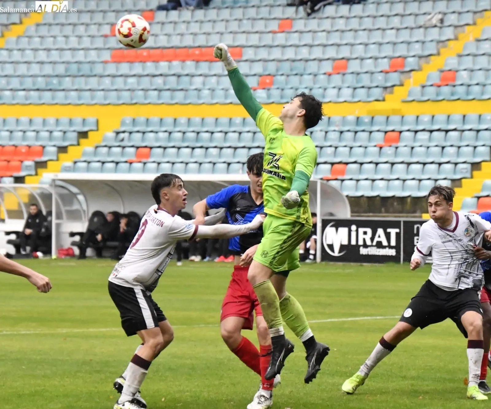 Foto 2 - FOTOS | El Liga Nacional del Salamanca UDS estrena el Helm&aacute;ntico bajo la lluvia y el primer equipo jugar&aacute; en &eacute;l en 24 horas (2-1)