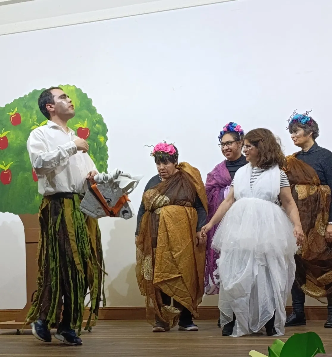Actuación del grupo de teatro inclusive de Asprodes Vitigudino, en Villavieja