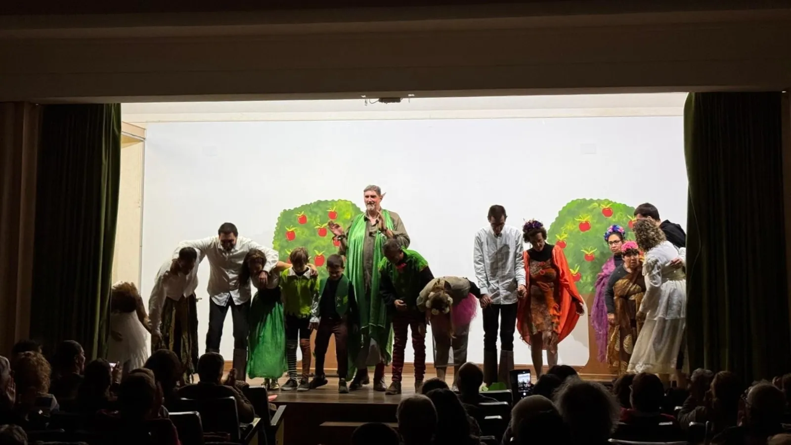 Actuación del grupo de teatro inclusive de Asprodes Vitigudino, en Villavieja