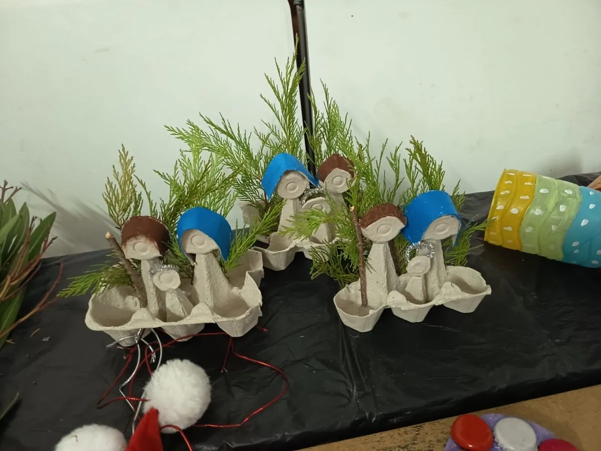 Taller de decoración navideña en Peralejos de Arriba lleno de ilusión e imaginación