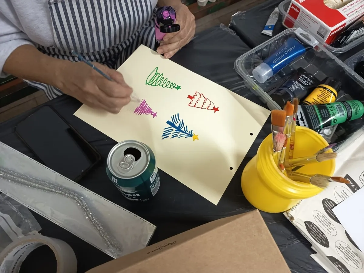 Taller de decoración navideña en Peralejos de Arriba lleno de ilusión e imaginación